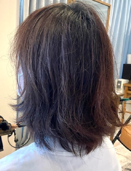 肩につく長さの少し広がったミディアムヘア。